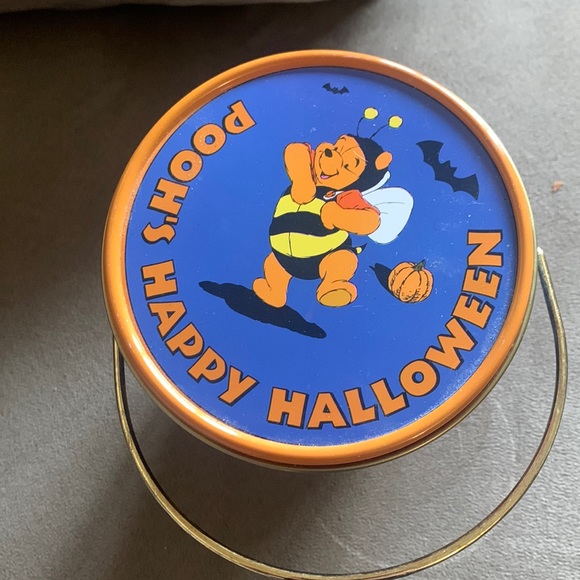 Small vintage Pooh’s Happy Halloween tin - Picture 1 of 5